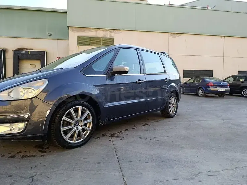 Usado Ford Galaxy Ghia 140 CV (102 kW) 2008 Negro Monovolumen