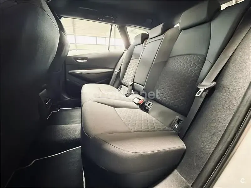 Usado Toyota Corolla Active 122 CV (89 kW) 2019 Gris / plata Berlina