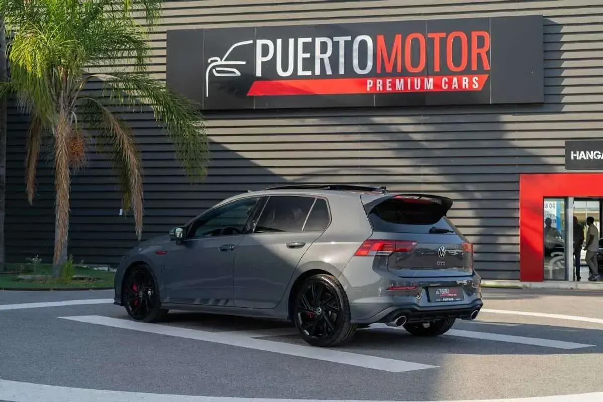 Usado VW Golf VIII GTI 300 CV (220 kW) 2023 Negro Utilitario