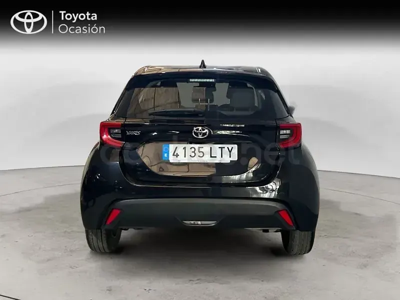 Usado Toyota Yaris 125 CV (91 kW) 2021 Negro Utilitario