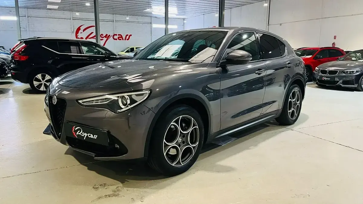 Usado Alfa Romeo Stelvio Sprint 190 CV (139 kW) 2022 Gris SUV