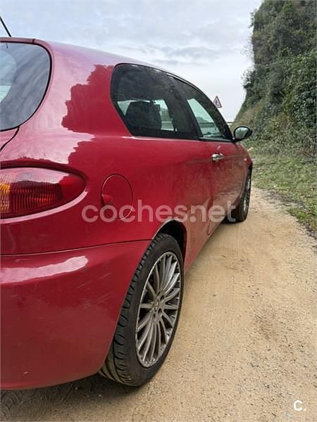 Usado Alfa Romeo 147 105 CV (77 kW) 2006 Rojo Utilitario