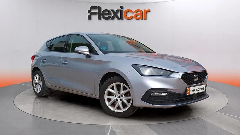 Usado Seat Leon Style 131 CV (96 kW) 2022 Gris Berlina