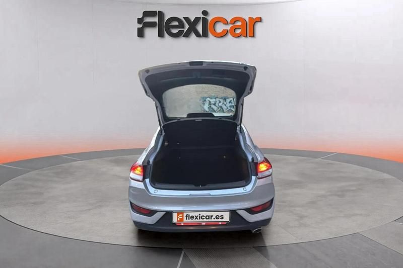 Usado Hyundai i30 120 CV (88 kW) 2019 Gris Berlina