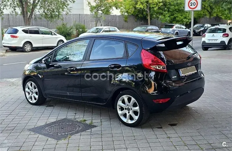 Usado Ford Fiesta Trend 95 HP (69 kW) 2011 Preto Sedan