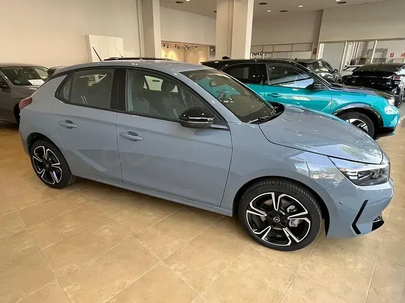 Usado Opel Corsa 110 CV (80 kW) 2025 Gris / plata Utilitario
