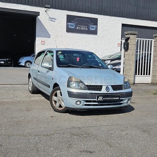 Usado Renault Clio II Expression 65 CV (47 kW) 2001 Gris / plata Berlina