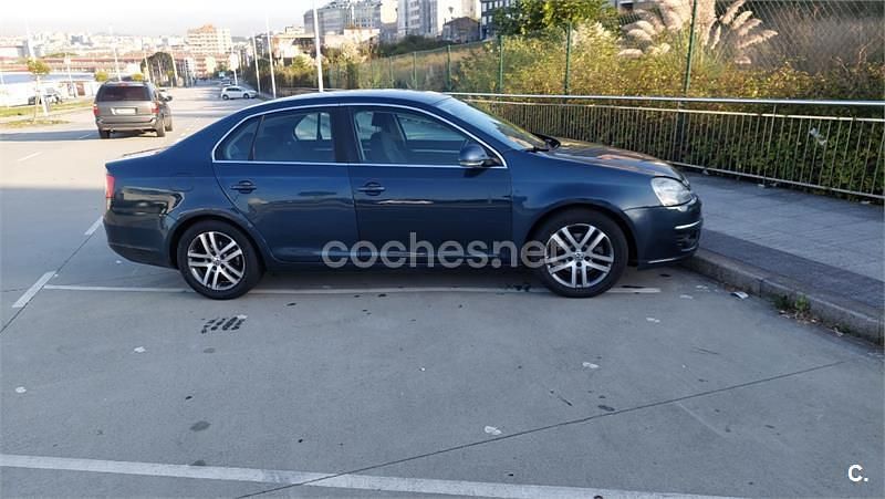 Usado VW Jetta Advance 105 CV (77 kW) 2007 Azul Berlina