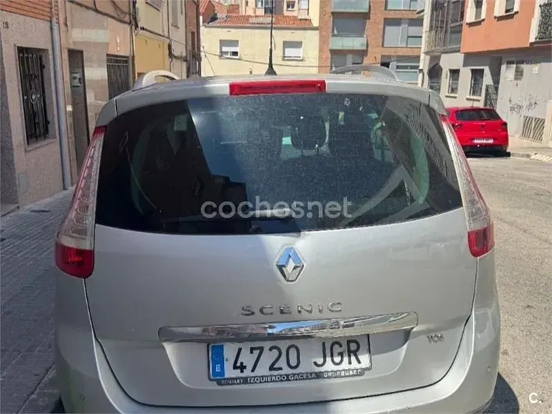 Usado Renault Scénic III Bose Edition 130 CV (95 kW) 2015 Gris / plata Monovolumen