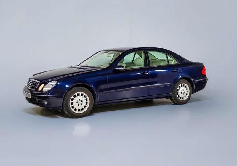 Azul Usado 2006 Mercedes E200 Elegance Berlina | 9990 € - Imagen 1/4