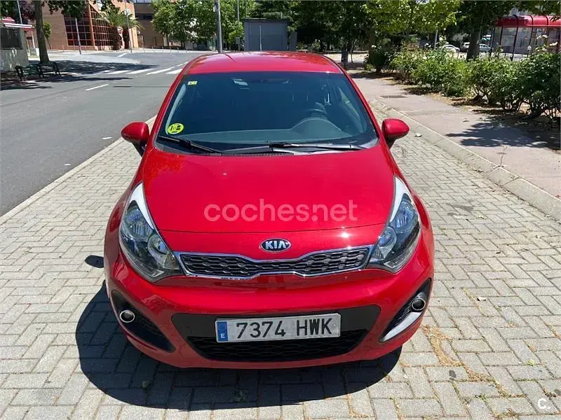 Usado Kia Rio 90 CV (66 kW) 2014 Rojo Berlina