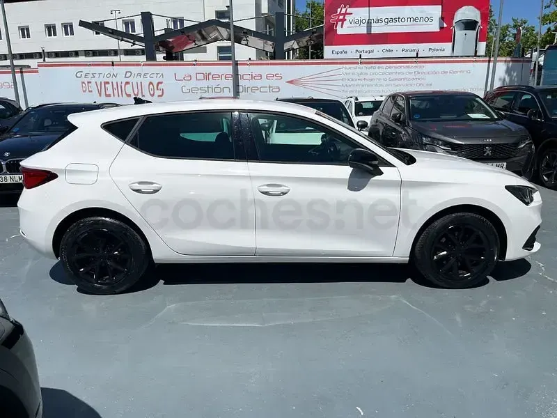 Usado Seat Leon Style 110 CV (80 kW) 2020 Blanco Berlina