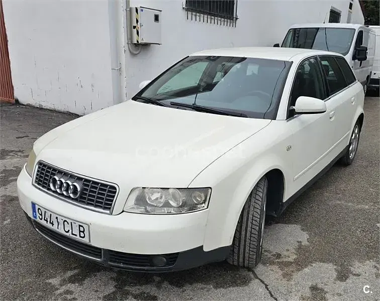 Usado Audi A4 130 CV (95 kW) 2003 Blanco Familiar