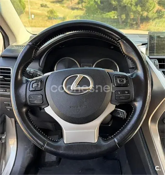 Usado Lexus NX300h Executive Line 197 CV (144 kW) 2015 Gris / plata SUV
