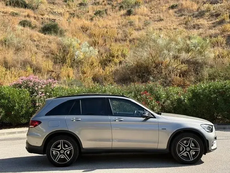 Usado Mercedes GLC300e 320 CV (235 kW) 2020 Gris / plata SUV