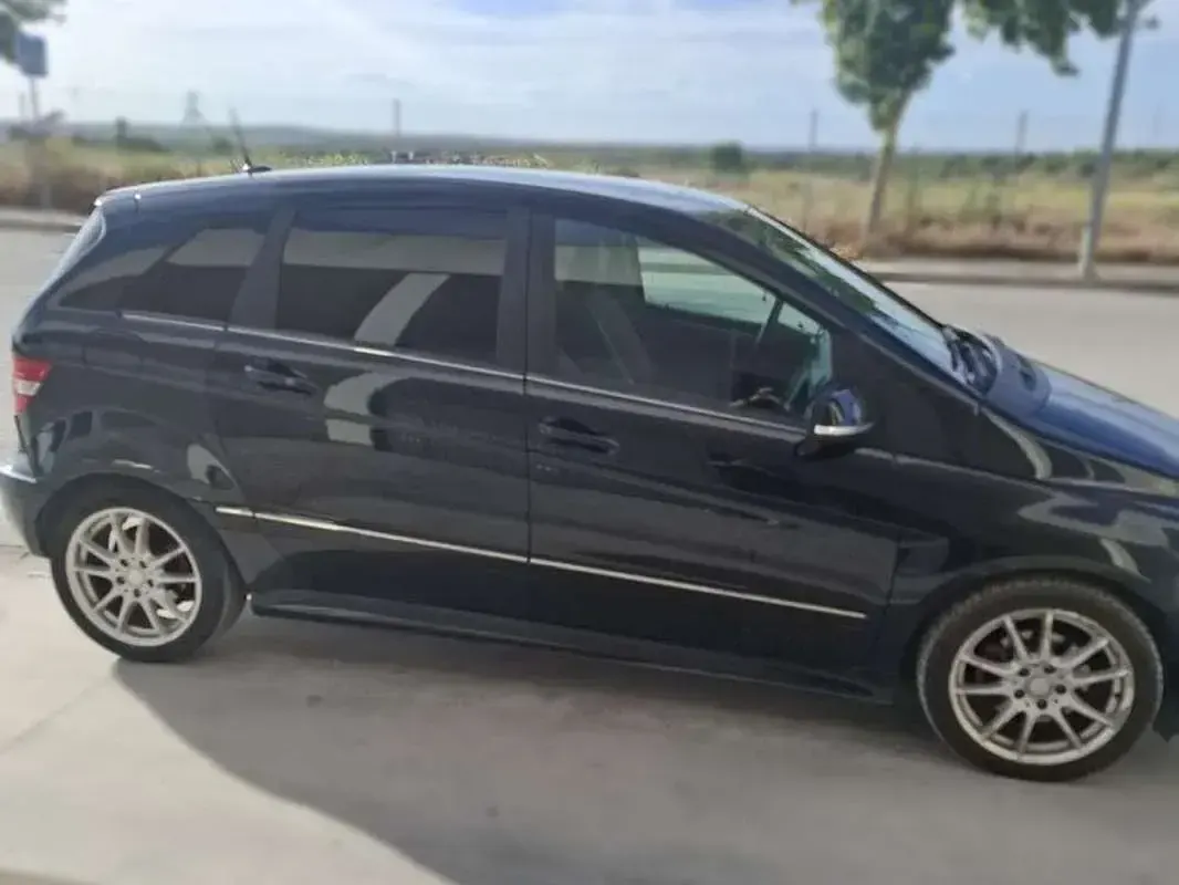 Usado Mercedes B180 Sport Edition 109 CV (80 kW) 2010 Negro Monovolumen