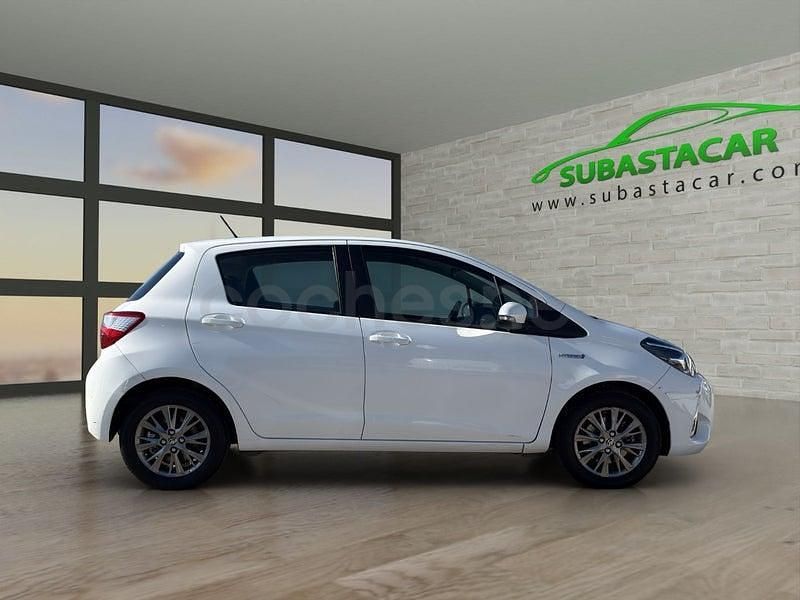 Usado Toyota Yaris Hybrid Active 100 CV (73 kW) 2019 Blanco Berlina
