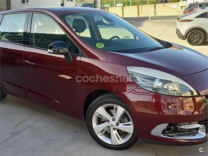 Usado Renault Scénic III Dynamique 130 CV (95 kW) 2012 Granate Monovolumen