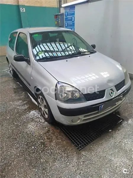 Usado Renault Clio II Authentique 60 CV (44 kW) 2003 Gris / plata Berlina