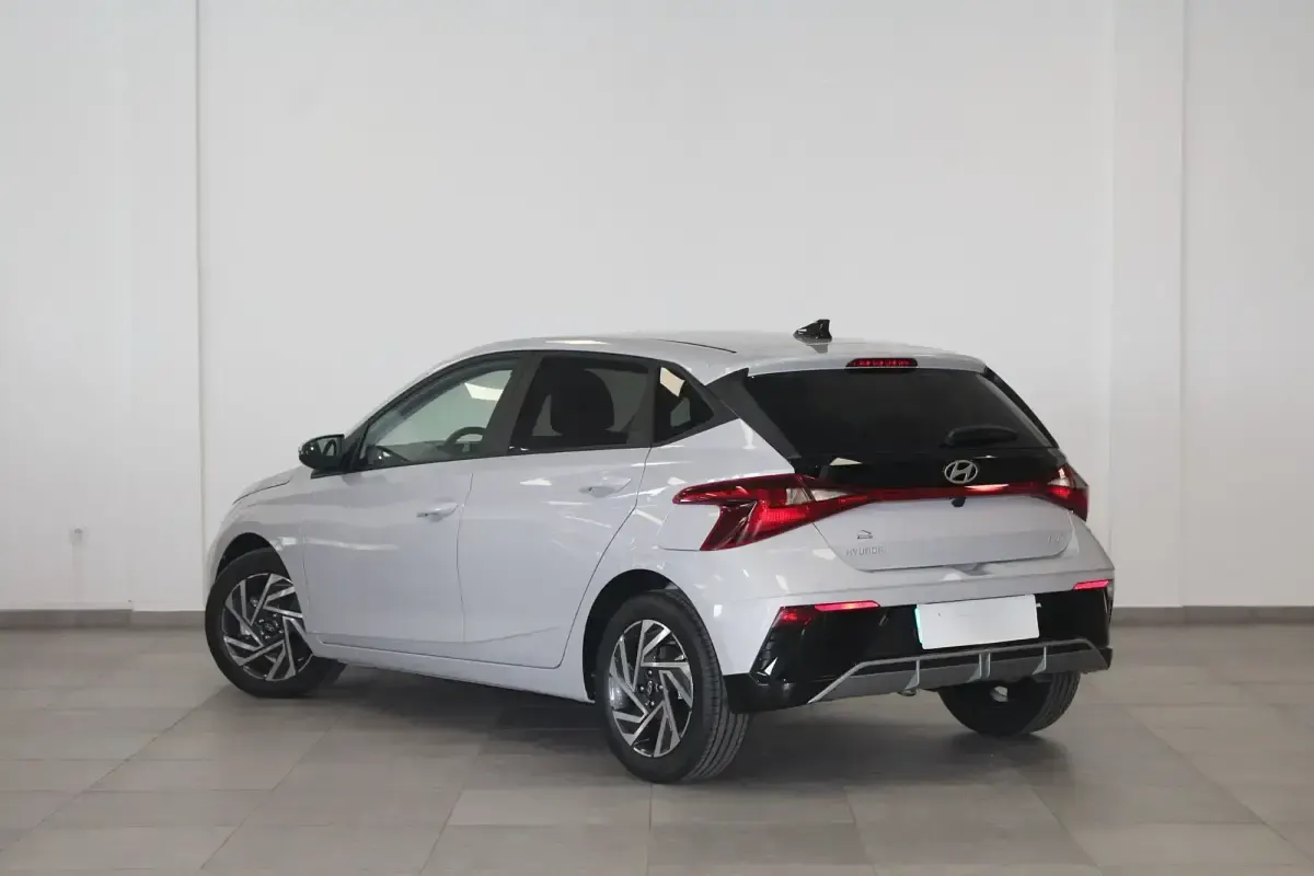 Usado Hyundai i20 101 CV (74 kW) 2024 Gris / plata Berlina