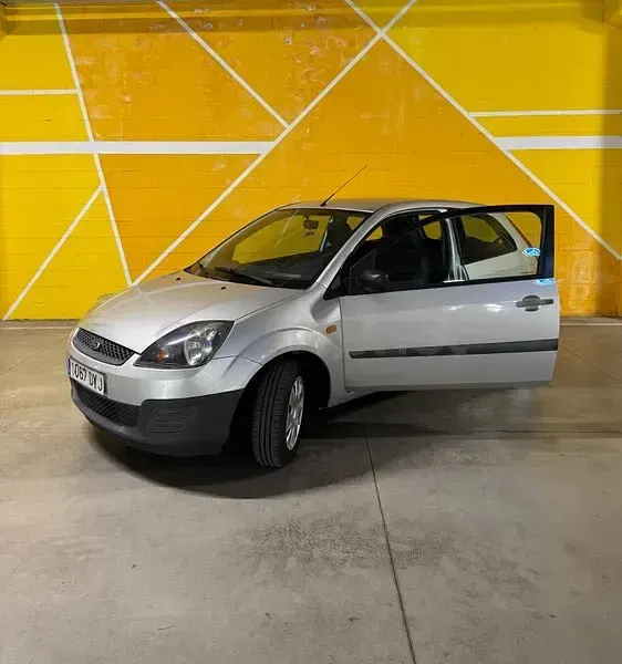 Usado Ford Fiesta Ambiente 68 CV (50 kW) 2006 Gris / plata Utilitario