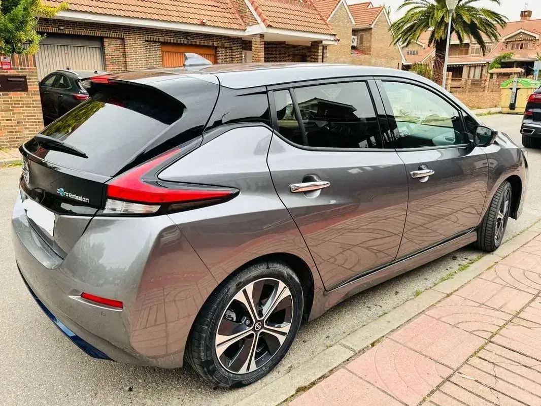 Usado Nissan Leaf N-Connecta 110 kW (150 CV) 2022 Gris Utilitario