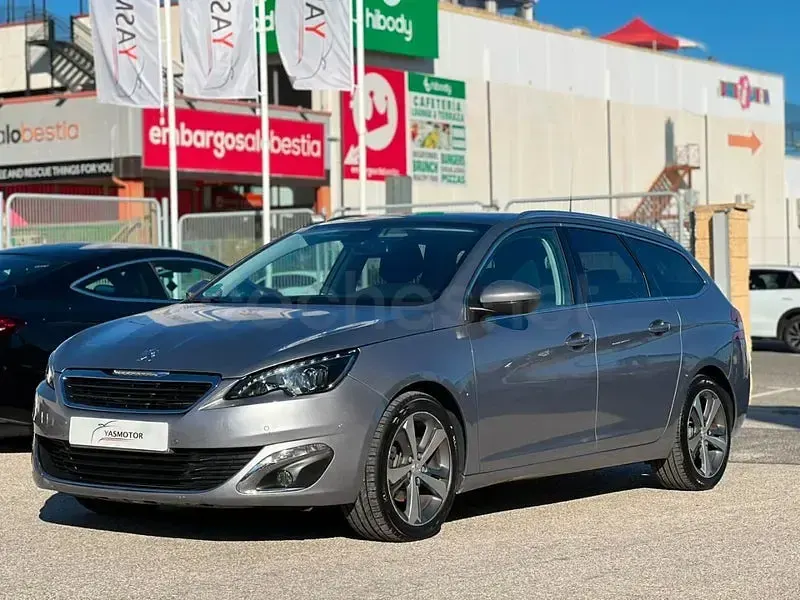 Usado Peugeot 308 SW Active 131 CV (96 kW) 2015 Gris / plata Familiar