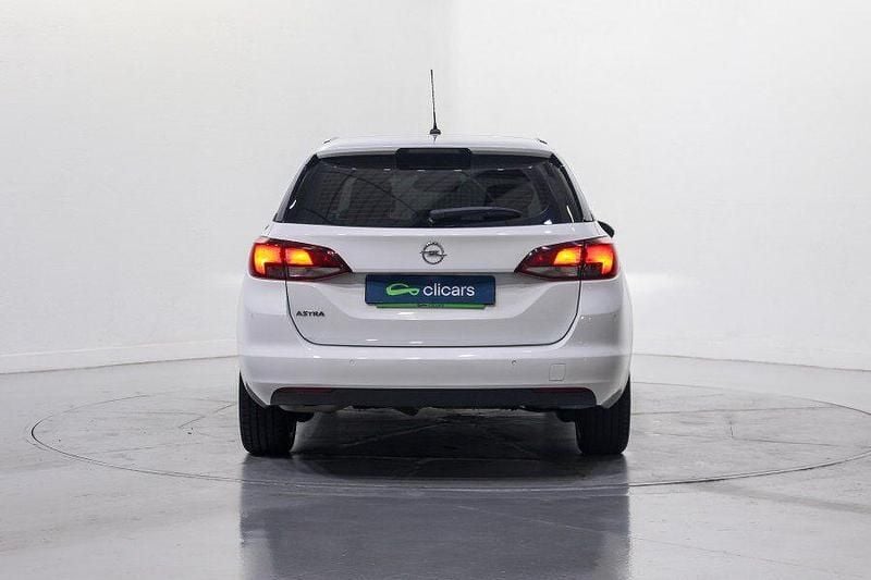 Usado Opel Astra Edition 105 CV (77 kW) 2020 Blanco Familiar
