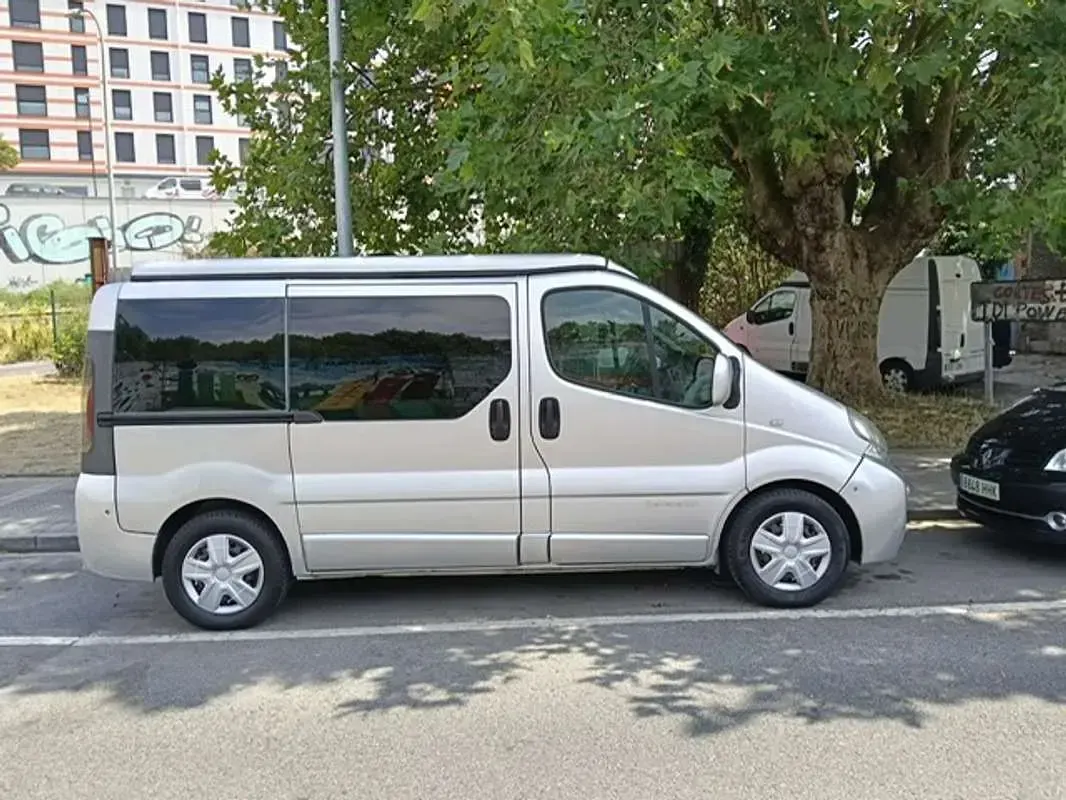 Usado Renault Trafic Privilege 99 CV (72 kW) 2006 Gris Monovolumen