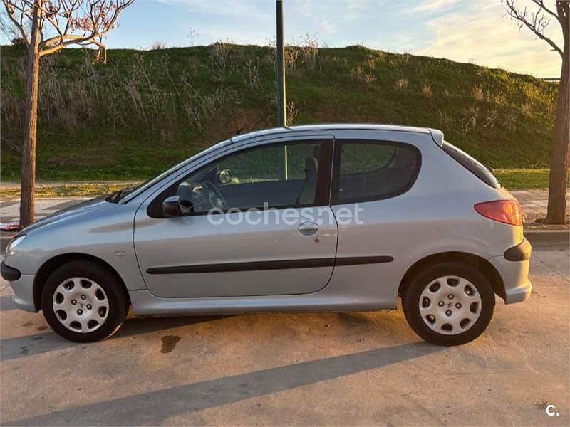 Usado Peugeot 206 75 CV (55 kW) 2005 Gris / plata Berlina