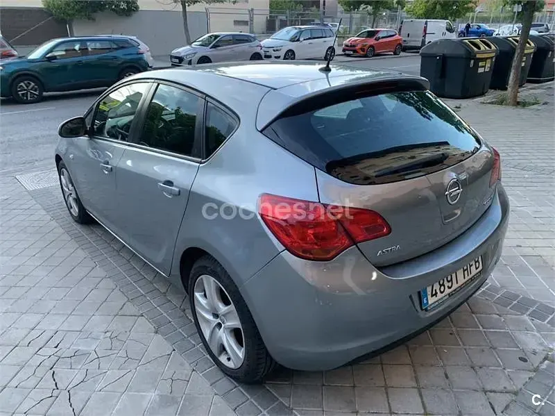 Usado Opel Astra Enjoy 95 CV (69 kW) 2011 Gris / plata Berlina