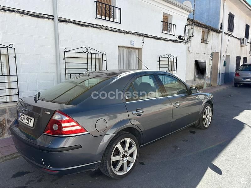 Usado Ford Mondeo Titanium 130 CV (95 kW) 2006 Gris / plata Berlina