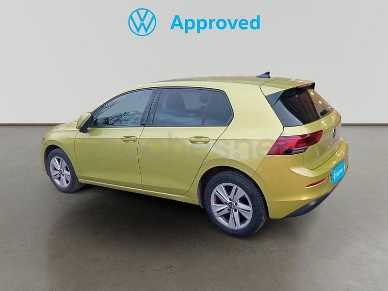 Usado VW Golf VIII Life 130 CV (95 kW) 2020 Amarillo Berlina
