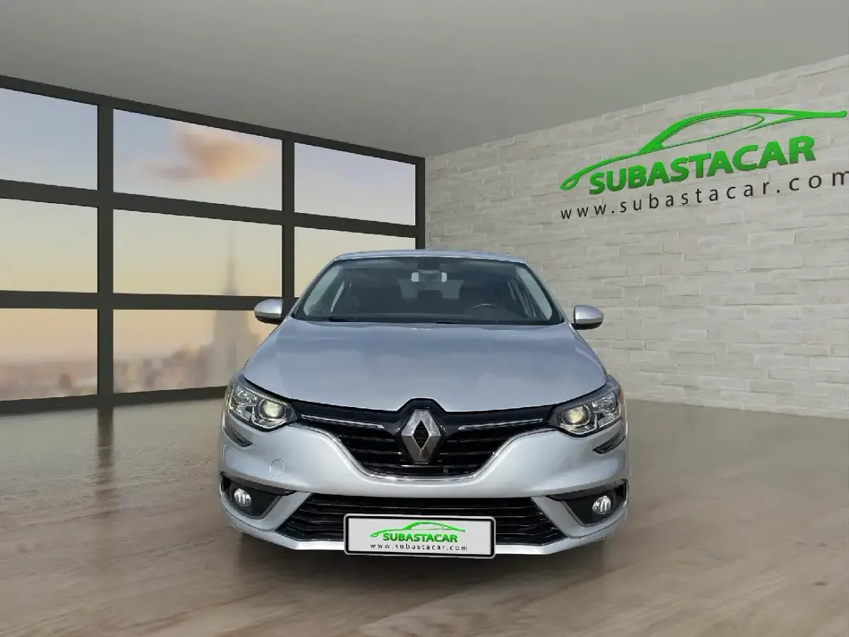 Usado Renault Mégane Business 115 CV (84 kW) 2019 Gris plata metalizado