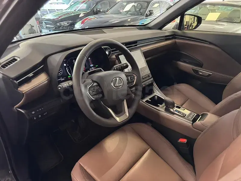 Usado Lexus LBX 136 CV (100 kW) 2025 Gris / plata SUV