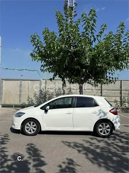 Usado Toyota Auris Active 90 CV (66 kW) 2012 Blanco Berlina