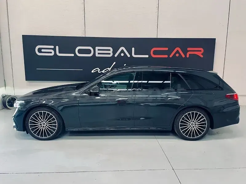 Usado Mercedes E300 313 CV (230 kW) 2025 Gris / plata Familiar
