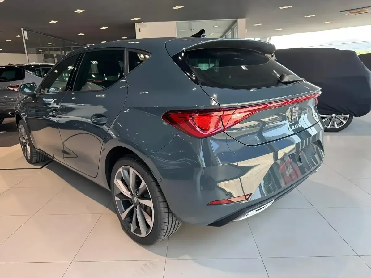 Usado Seat Leon FR 204 CV (150 kW) 2024 Azul