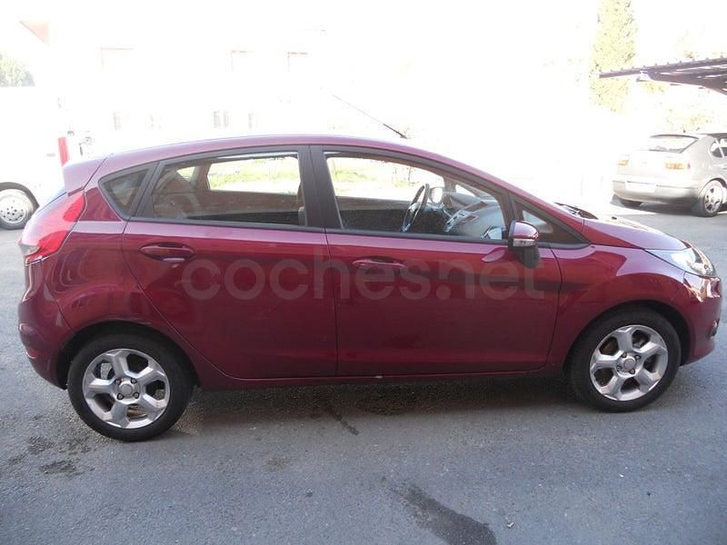 Usado Ford Fiesta Ambiente 68 CV (50 kW) 2009 Rojo Utilitario