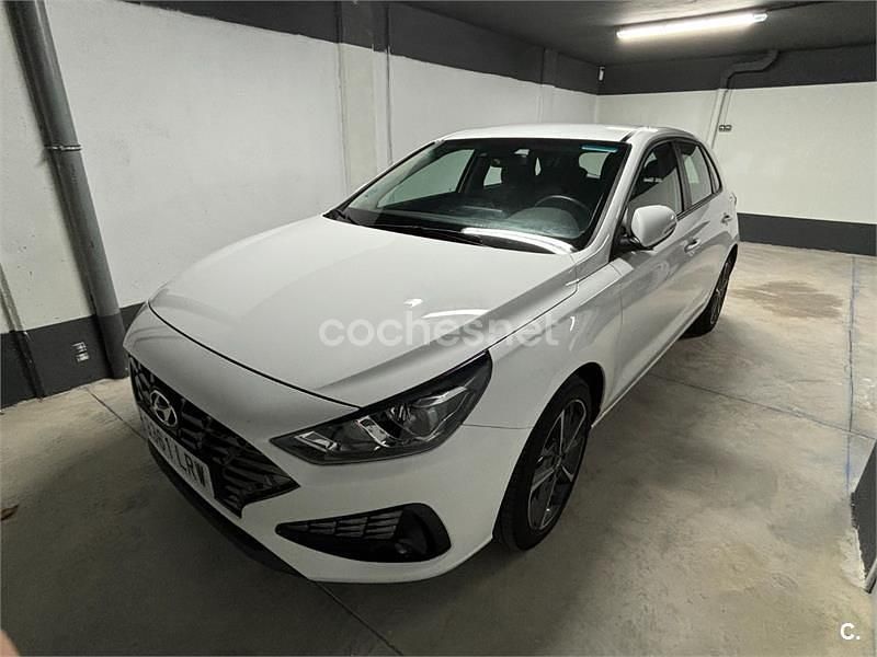 Usado Hyundai i30 110 CV (80 kW) 2021 Blanco Berlina