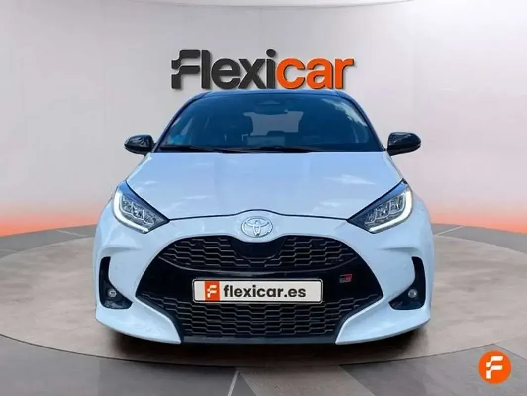 Usado Toyota Yaris Plus 131 CV (96 kW) 2024 Blanco Utilitario