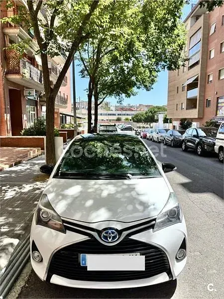 Usado Toyota Yaris Hybrid Active 100 CV (73 kW) 2015 Blanco Berlina