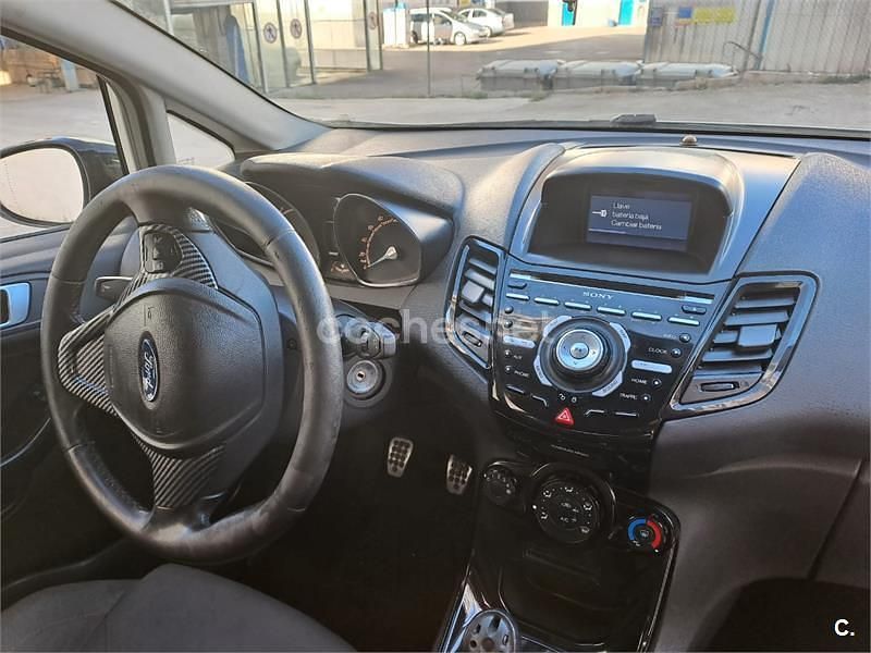Usado Ford Fiesta Trend 95 CV (69 kW) 2013 Blanco Utilitario