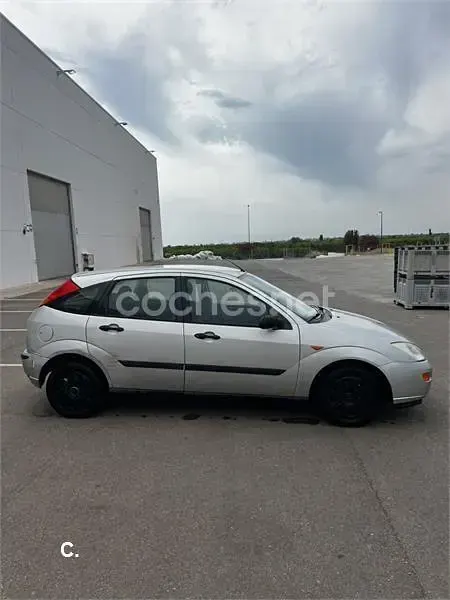 Usado Ford Focus Ambiente 100 CV (73 kW) 2000 Gris / plata Berlina
