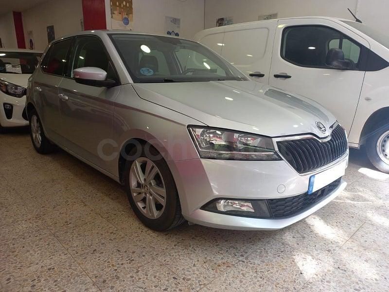 Usado Skoda Fabia Ambition 95 CV (69 kW) 2021 Gris / plata Utilitario