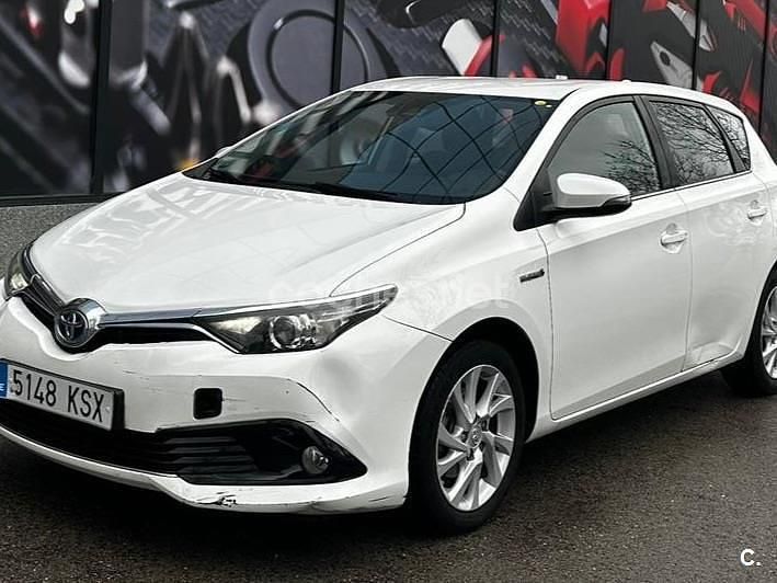 Usado Toyota Auris Hybrid Business Edition 136 CV (100 kW) 2019 Blanco Berlina