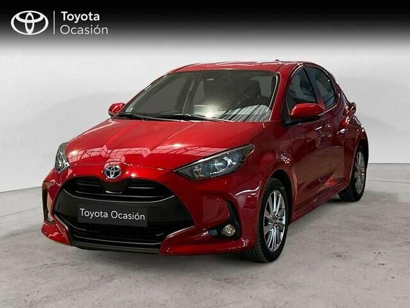 Rojo Usado 2024 Toyota Yaris Hybrid Active Berlina | 21.550 € (Precio justo) - Imagen 1/4