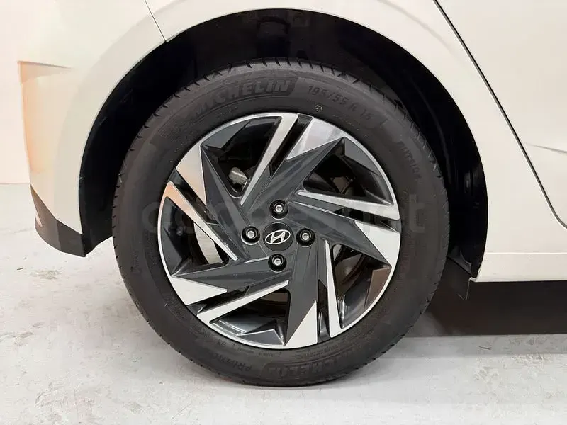 Usado Hyundai i20 100 CV (73 kW) 2020 Blanco Utilitario
