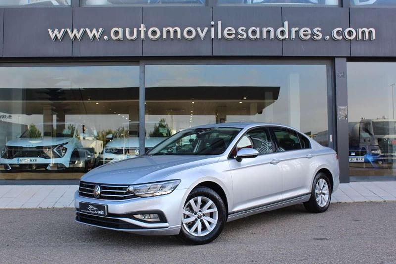Plateado Usado 2022 VW Passat Berlina | 21.900 € (Precio justo) - Imagen 1/4