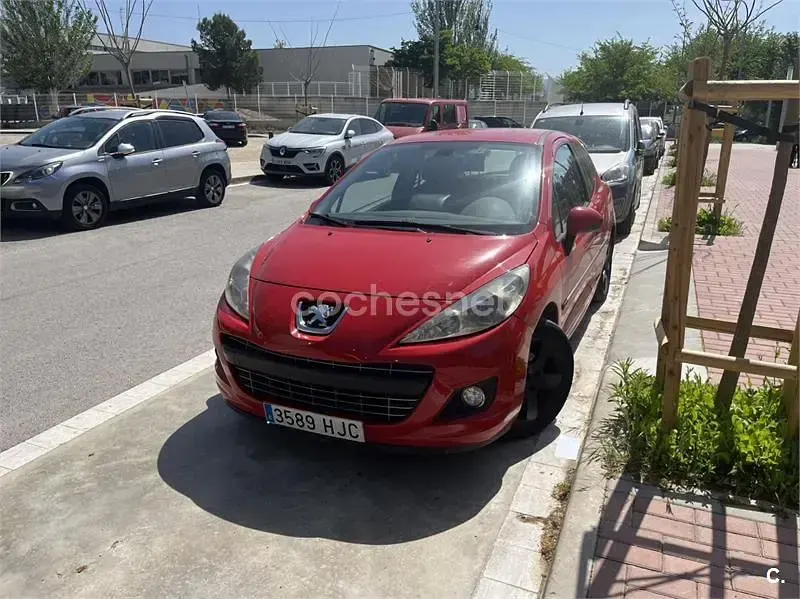 Usado Peugeot 207 Active 92 CV (67 kW) 2012 Rojo Berlina
